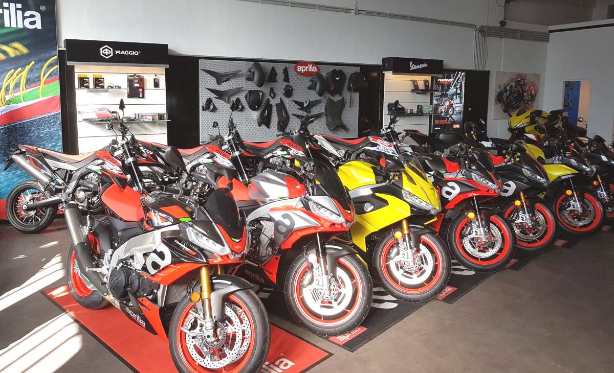 Aprilia Modelle im Ausstellungsraum von Performance Bikes