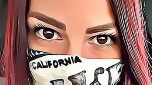 Eine Frau mit rot gefärbten langen Haaren, braunen Augen und einem Tuch vor der Mundpartie mit der Aufschrift "California". Mit freundlicher Genehmigung von Nica @1hornochse .