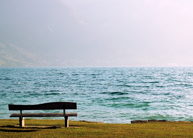 Eine Holzbank am Meer. Bild von Michael Heck auf Pixabay.