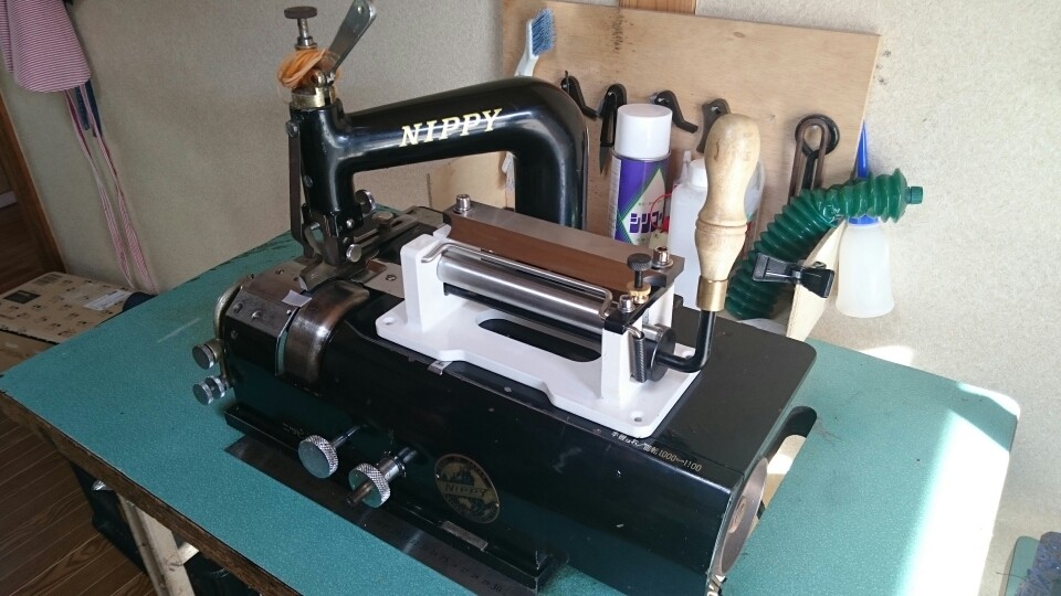 こちらが、森山工房の革漉き機です!