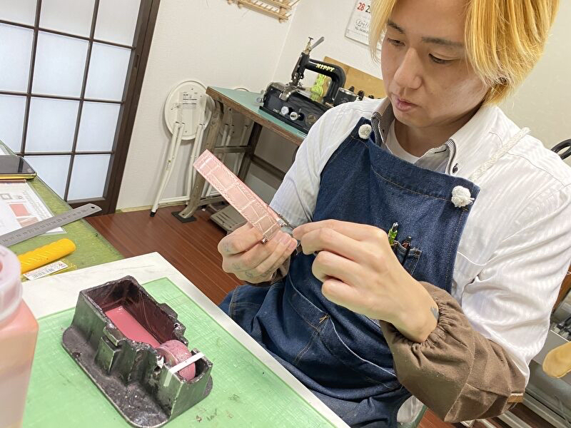 コバ塗、調整中!職人真剣なひとこま!
