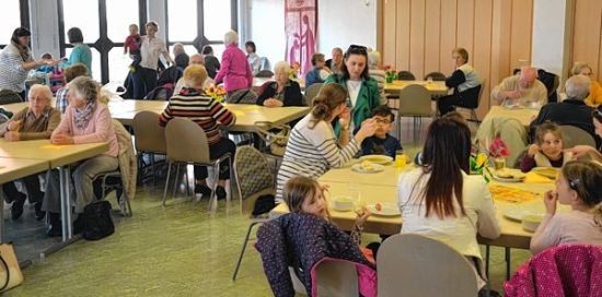 Der Förderverein des katholischen Kindergartens servierte im St. Remigiushaus Kartoffelsuppe und Dampfnudeln.