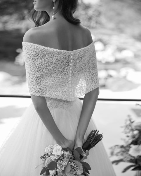 Edle Schwarzweiss Aufnahme von einem Model das ein Rosa Clara Brautkleid trägt