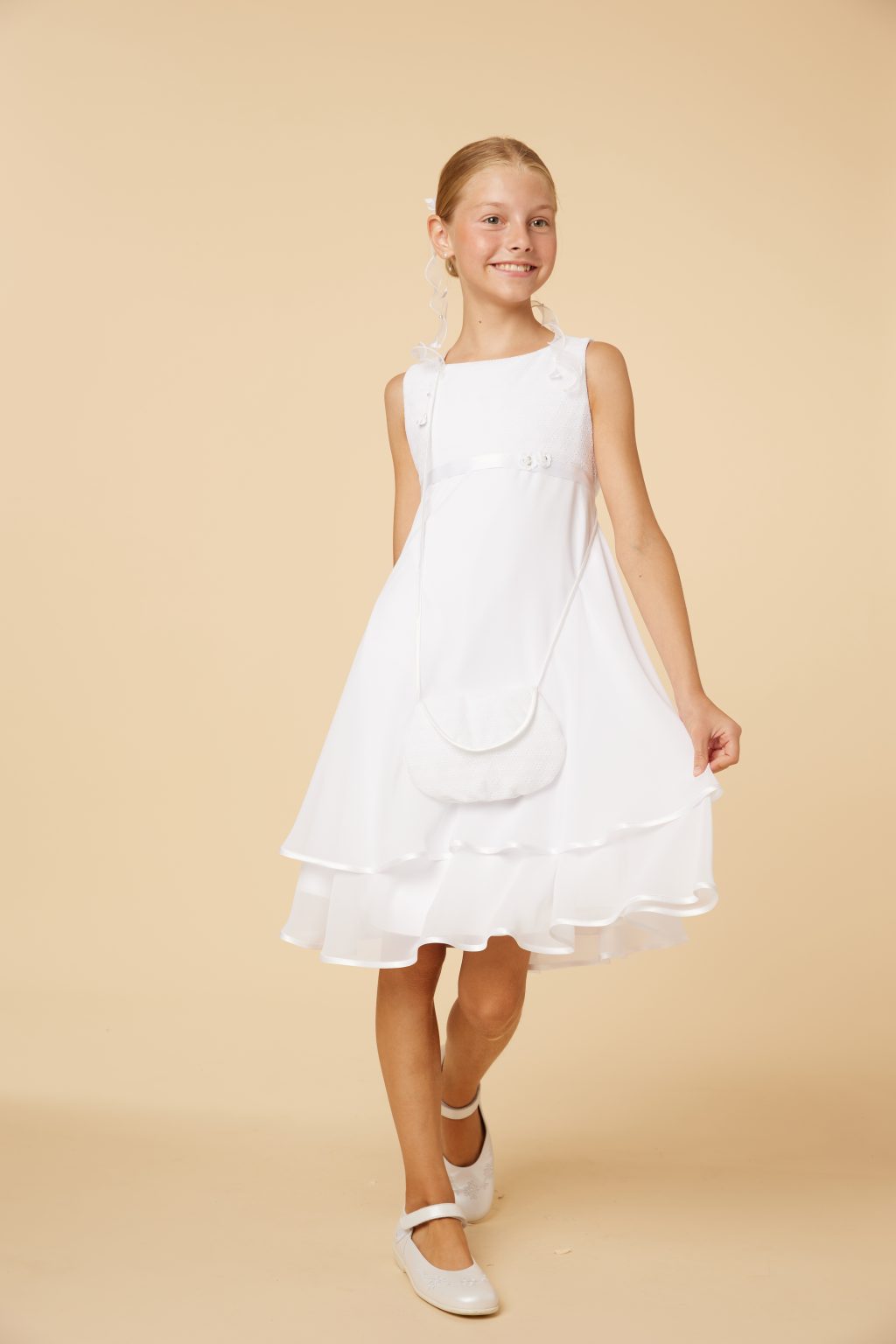 Mädchen trägt ein Kommunionkleid Weise BianCorella