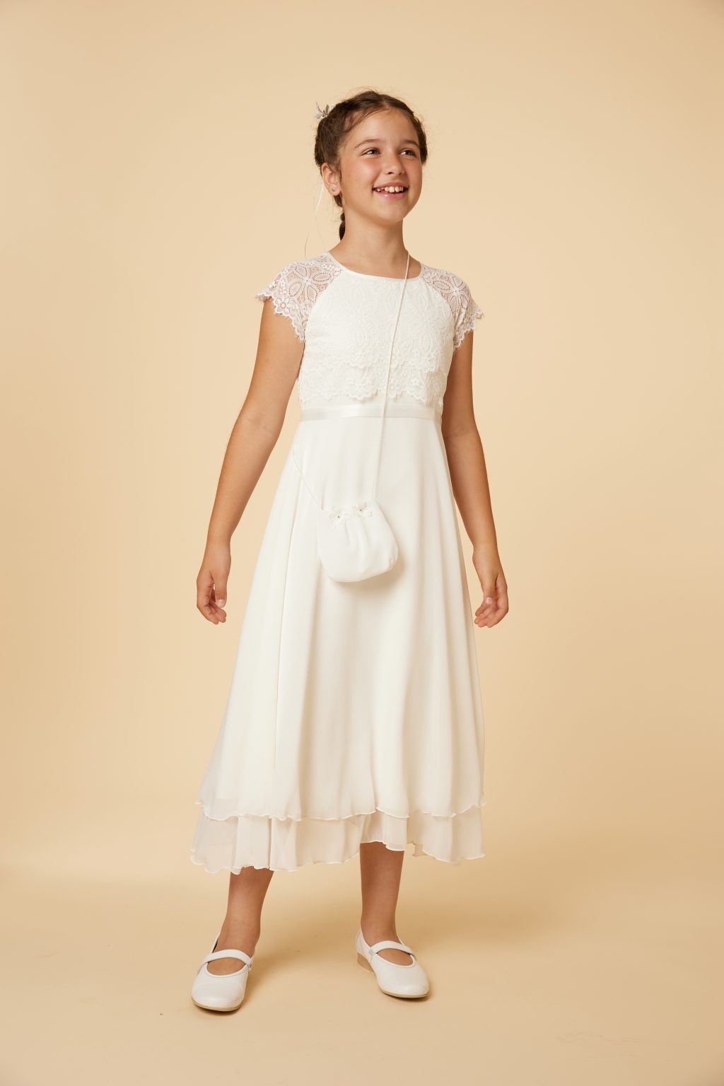 Mädchen trägt ein Kommunionkleid Weise BianCorella