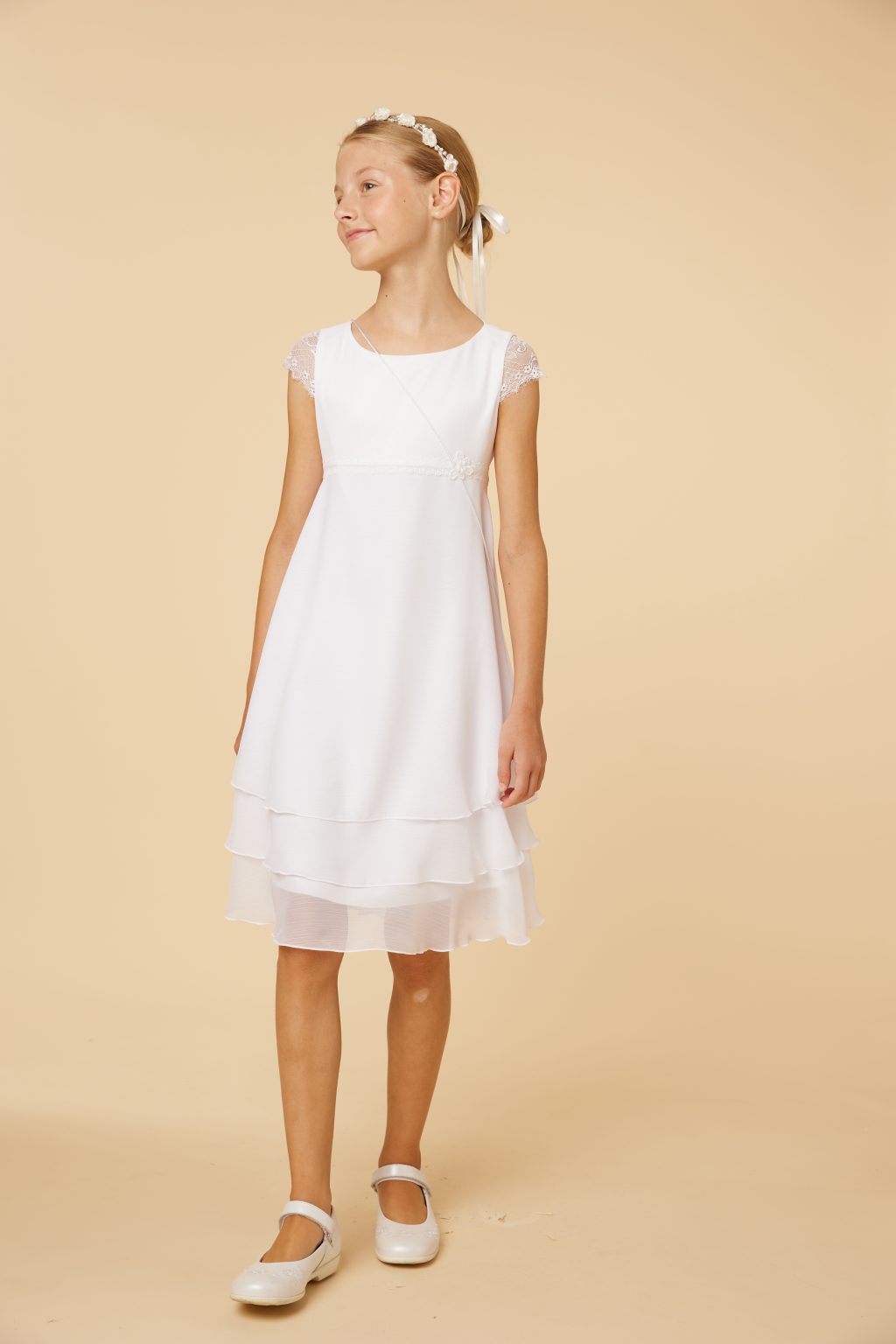 Mädchen trägt das Kommunionkleid Weise BianCorella