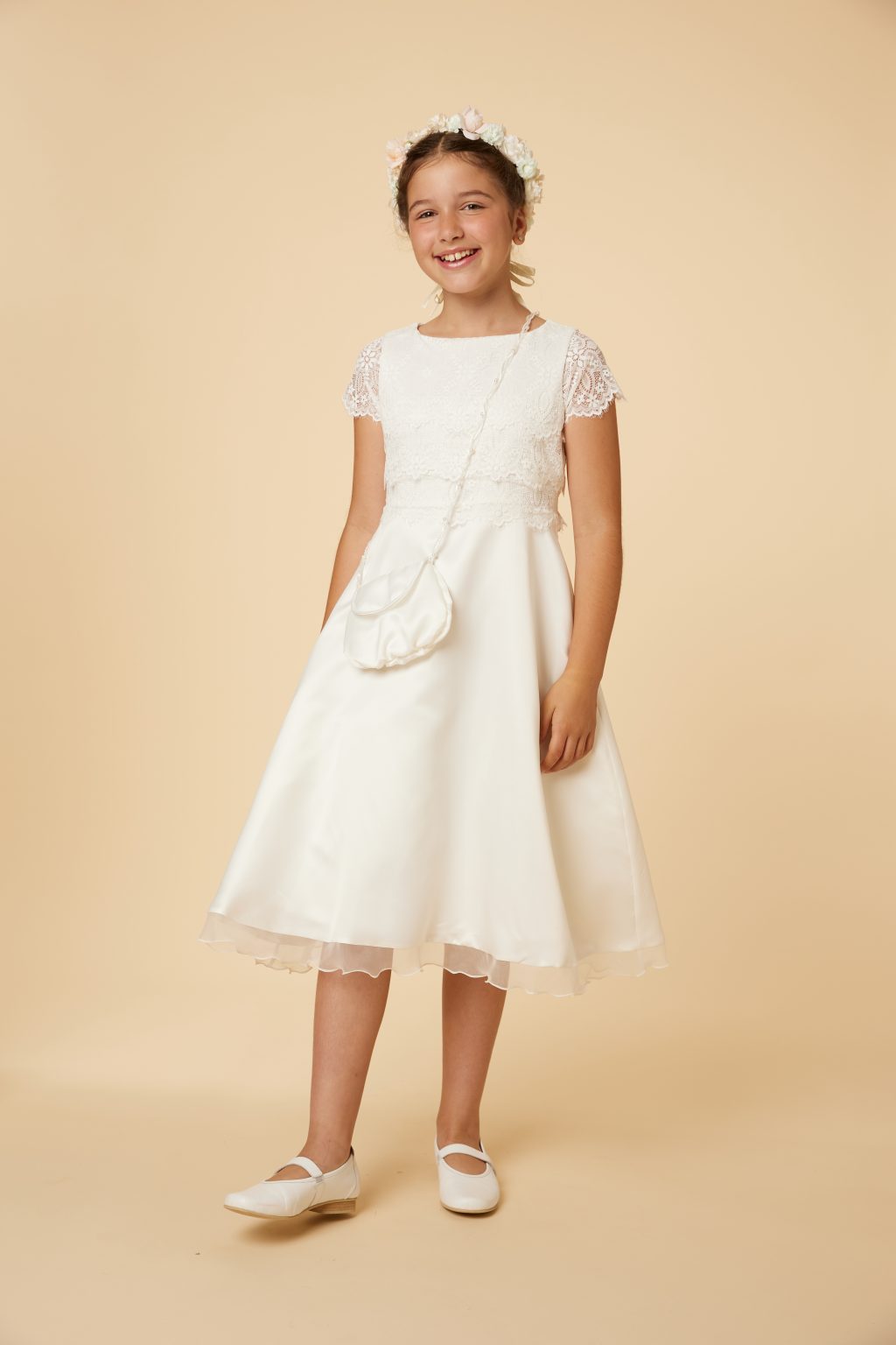 Mädchen trägt ein Kommunionkleid Weise BianCorella