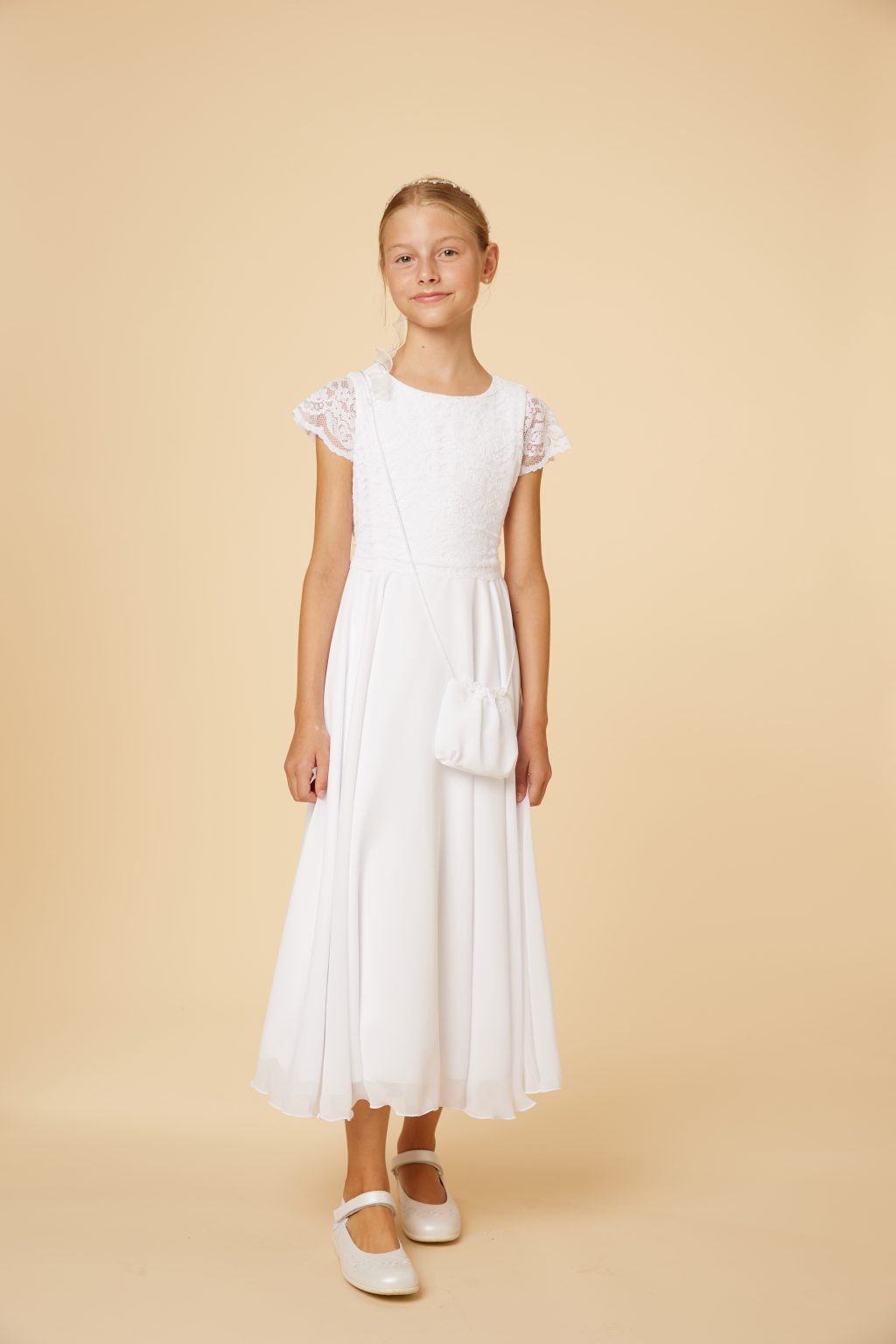 Mädchen trägt ein Kommunionkleid Weise BianCorella