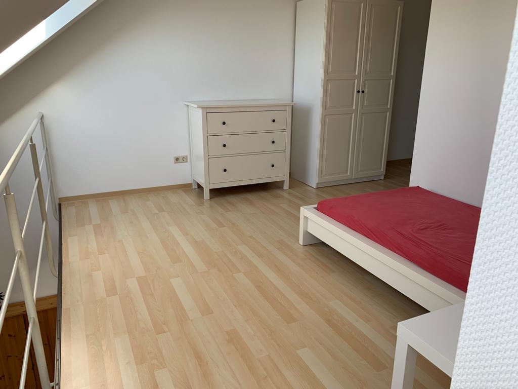 Einzelbett auf der Galerie, optisch getrennt vom Doppelbett