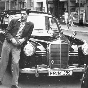 Oskar Mallmann, Elvis Taxifahrer in der Kurstraße Bad Nauheim. Im Hintergrund u.a. "Leder Wedel"