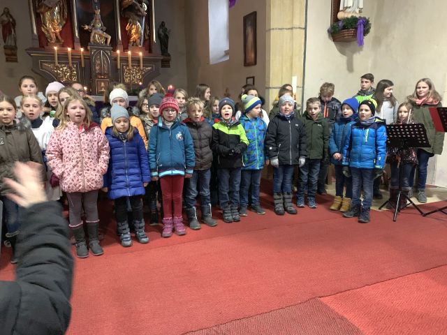 Volksschulkinder der 2., 3. und 4. Klasse singen "Singen wir im Schein der Kerzen"