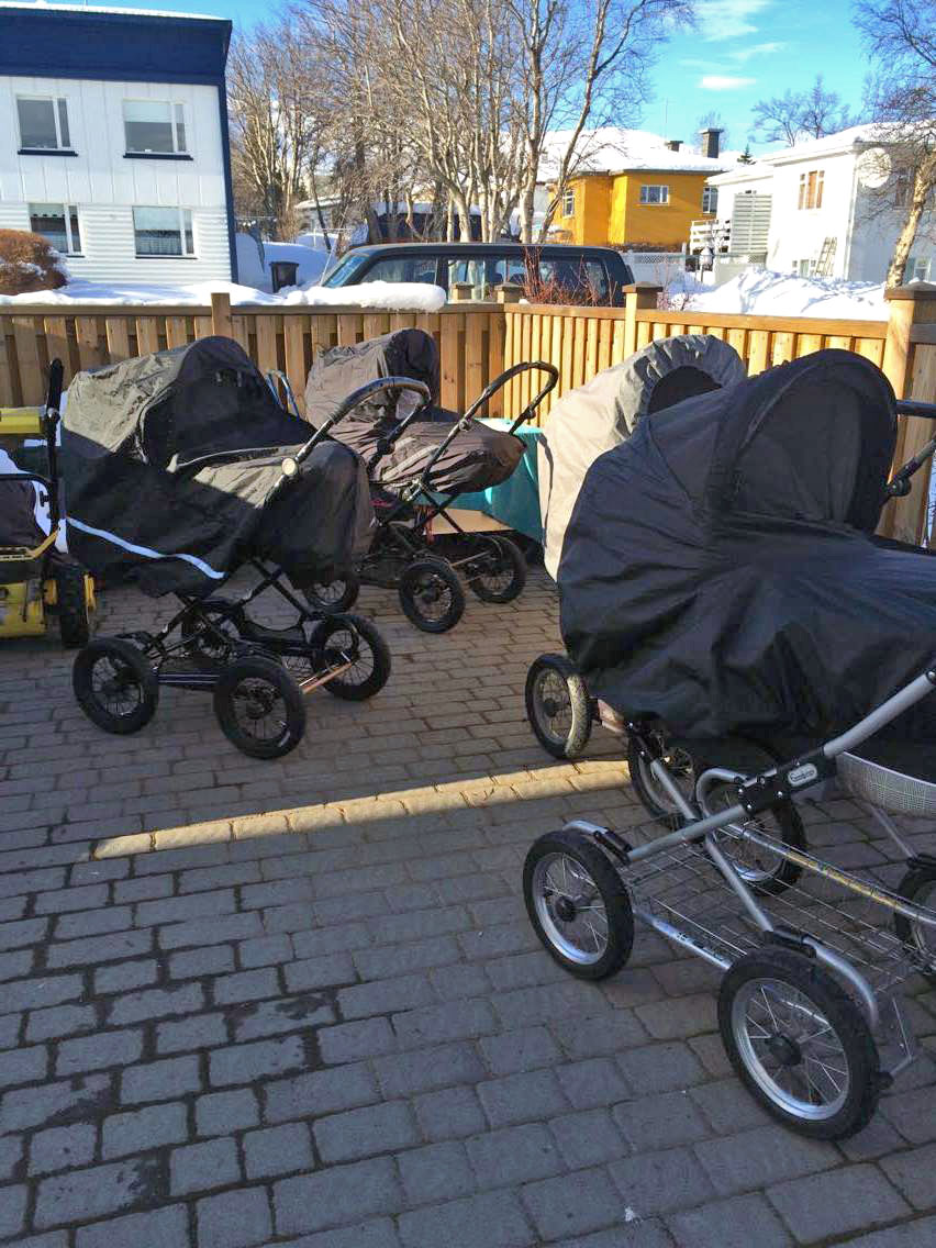 Die Kinder halten ihren Mittagsschlaf in Akureyri draußen.