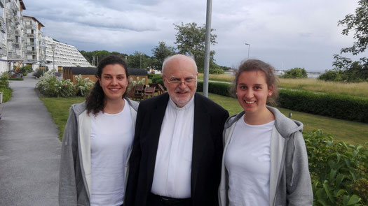 Matea Renic und Raphaela Polk mit dem schwedischen Kardinal und Bischof Anders Arborelius