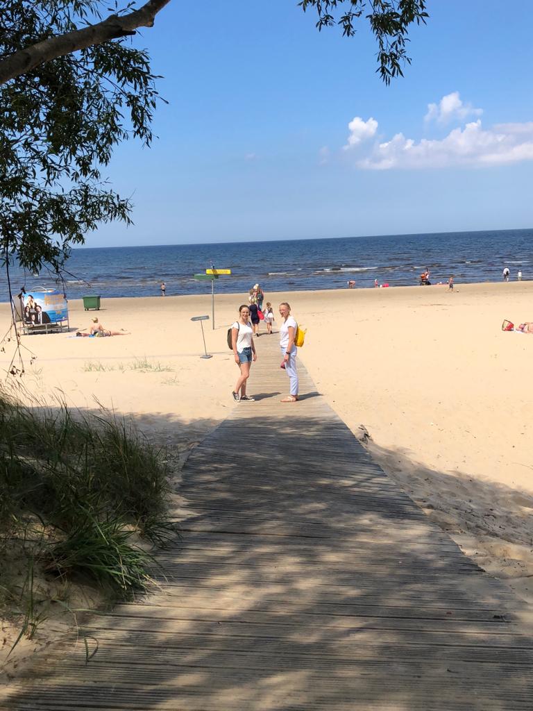 Irina und Josephine am Strand in Lettland