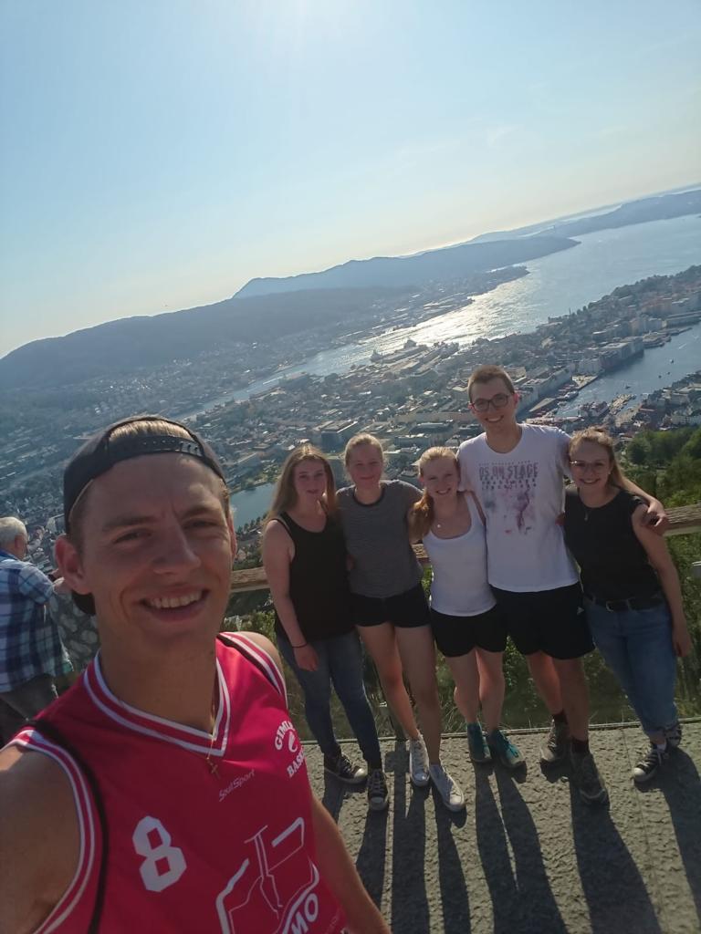 Praktikanten in Bergen: Tobias, Corona, Charlotte, Tabea, Martin und Irina