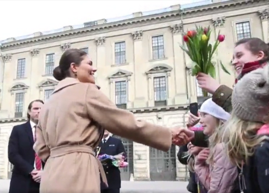 Raphaela Polk überreicht Kronprinzessin Victoria Blumen zu ihrem Namenstag