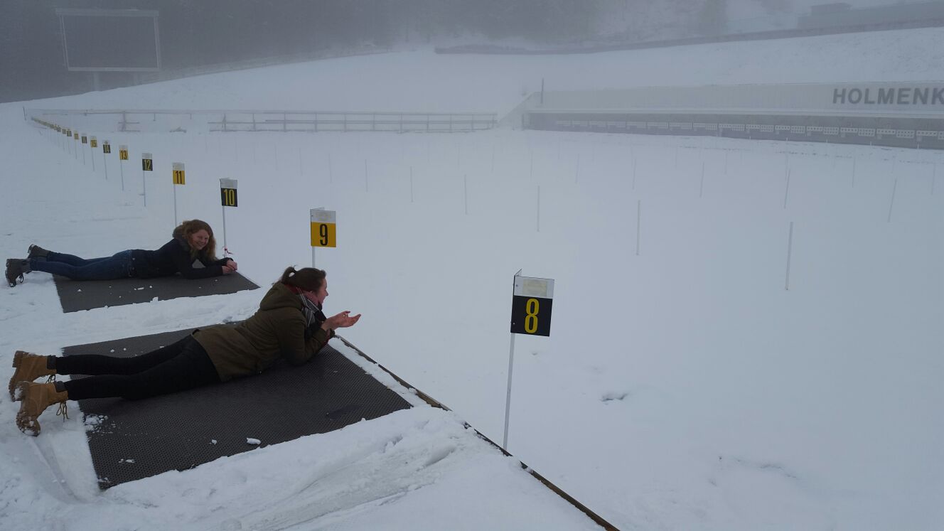 Maris Lohmöller und Raphaela Polk testen die Schießstände auf dem Holmenkollen in Oslo