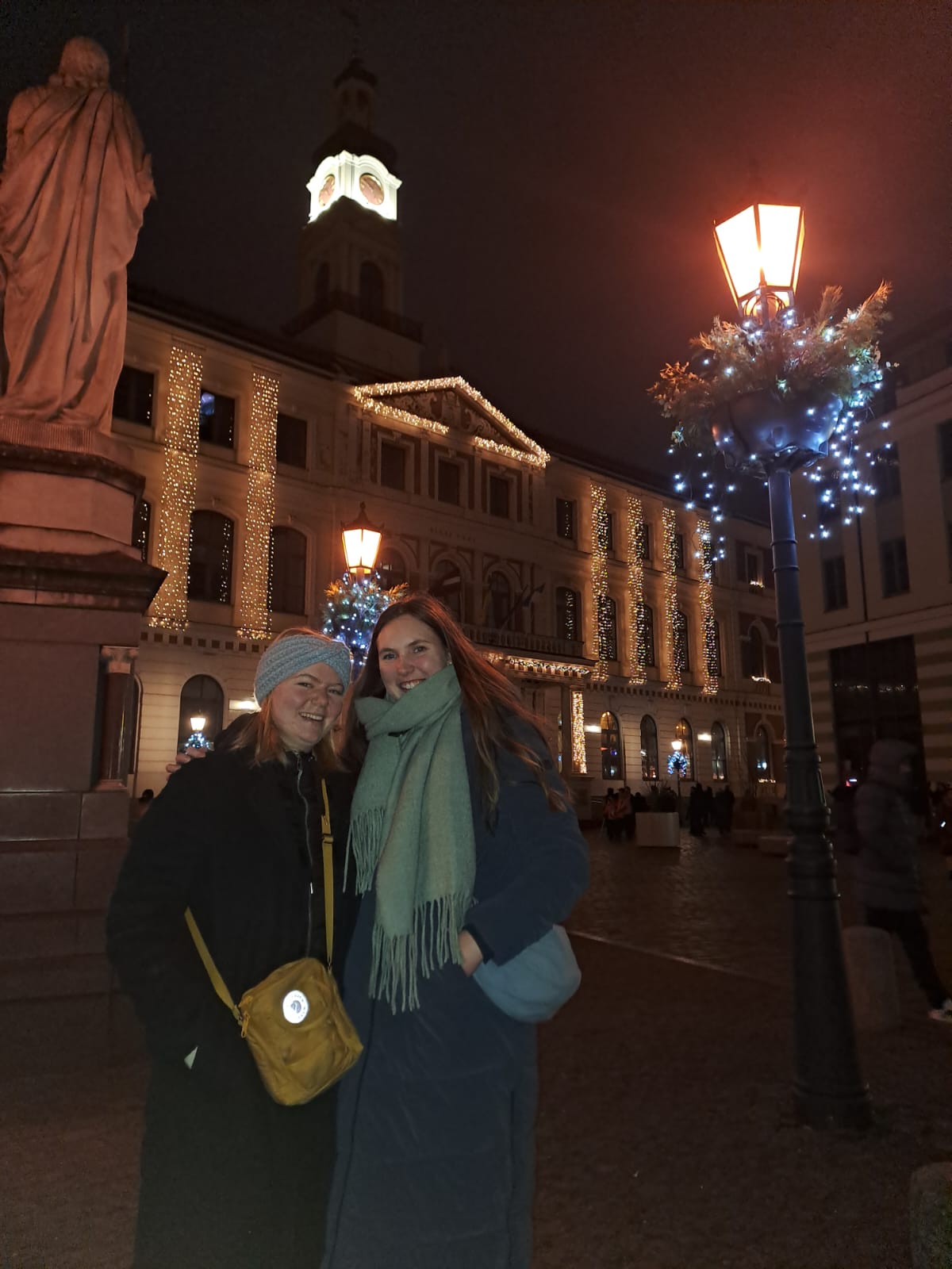 Luzia und ich im weihnachtlich beleuchtetem Riga (Foto: Jule Maletz)