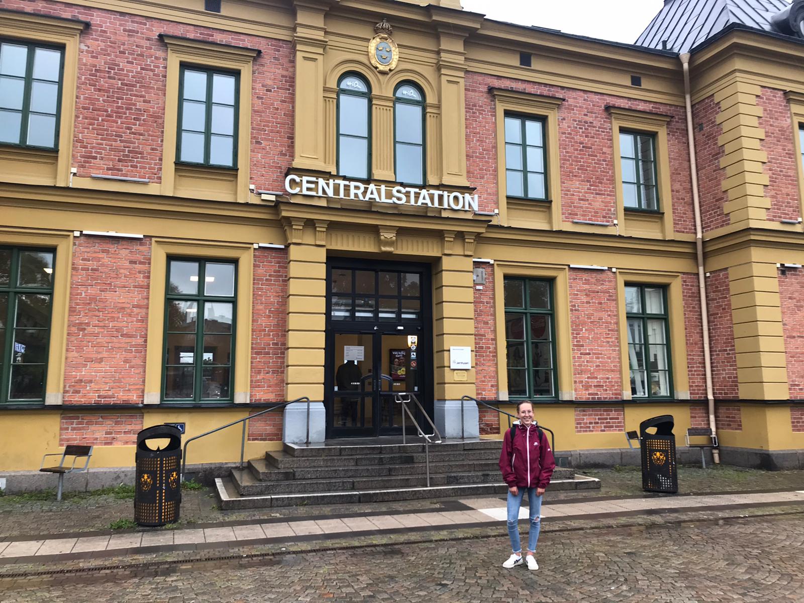 Hannah vor Bahnhof in Linköping