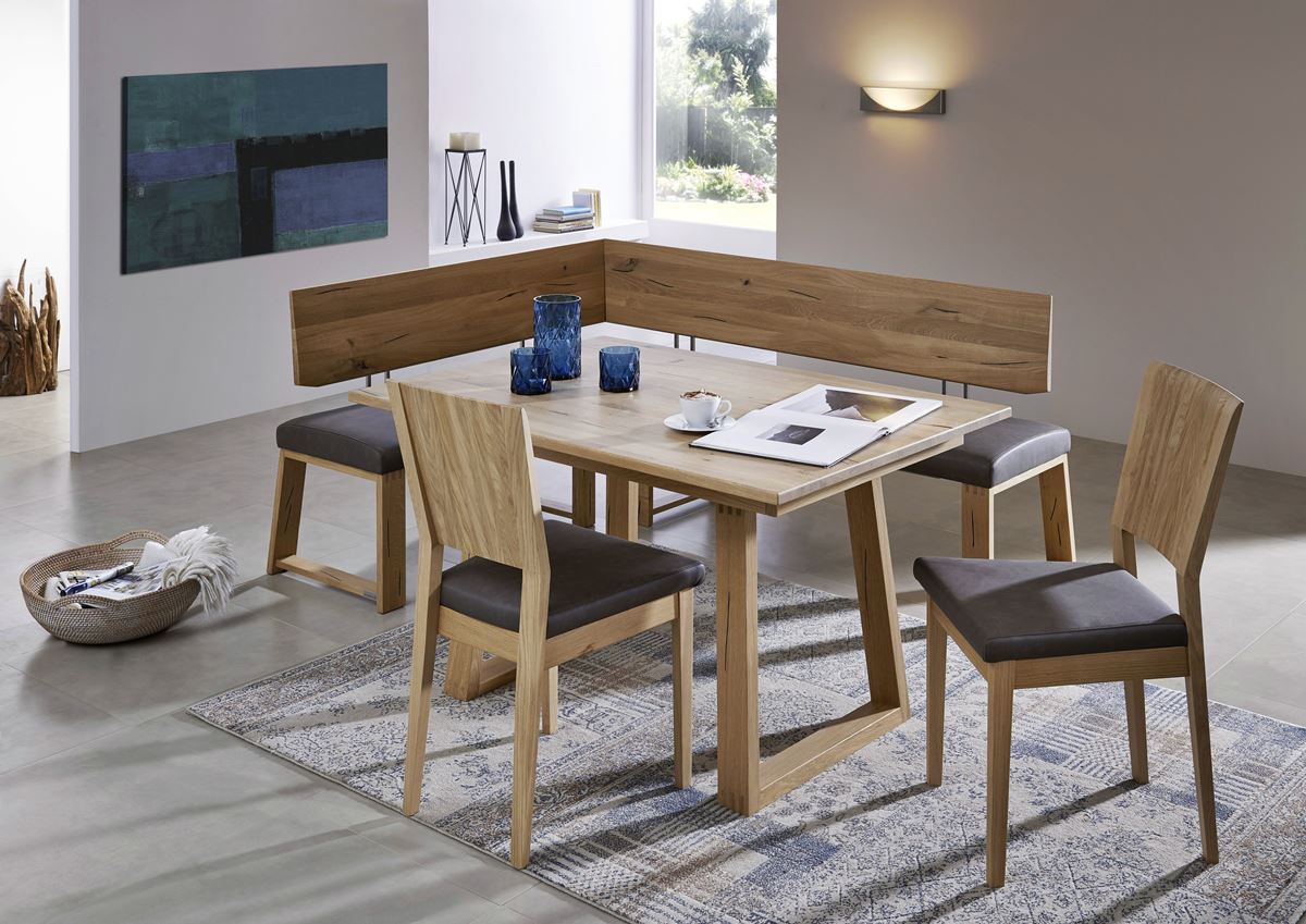 Modernes Esszimmer mit Holztisch, Eckbank und Stühlen mit dunklen Lederpolstern.