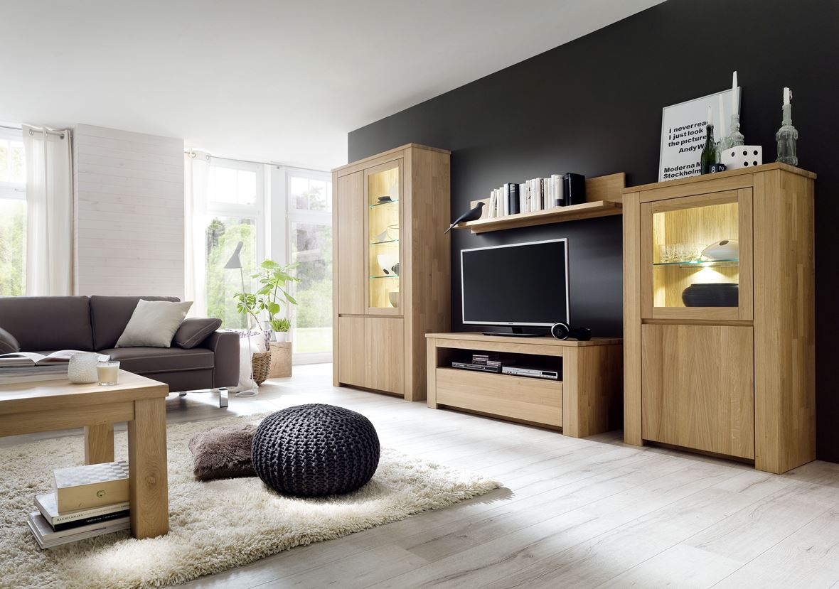 Modernes Wohnzimmer mit Holzmöbeln und einem flauschigen Teppich.