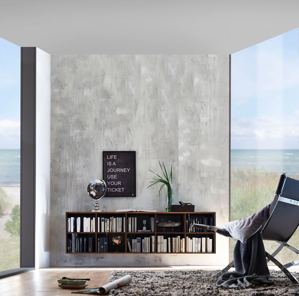 Modernes Hängeregal mit Büchern, Betonwand-Hintergrund und großem Fenster mit Meerblick.