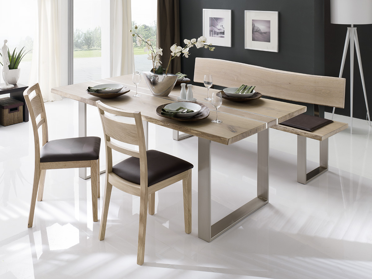 Moderner Esstisch aus Holz mit Stahlrahmen, Holzbank und Stühlen mit Leder auf glänzendem Boden.