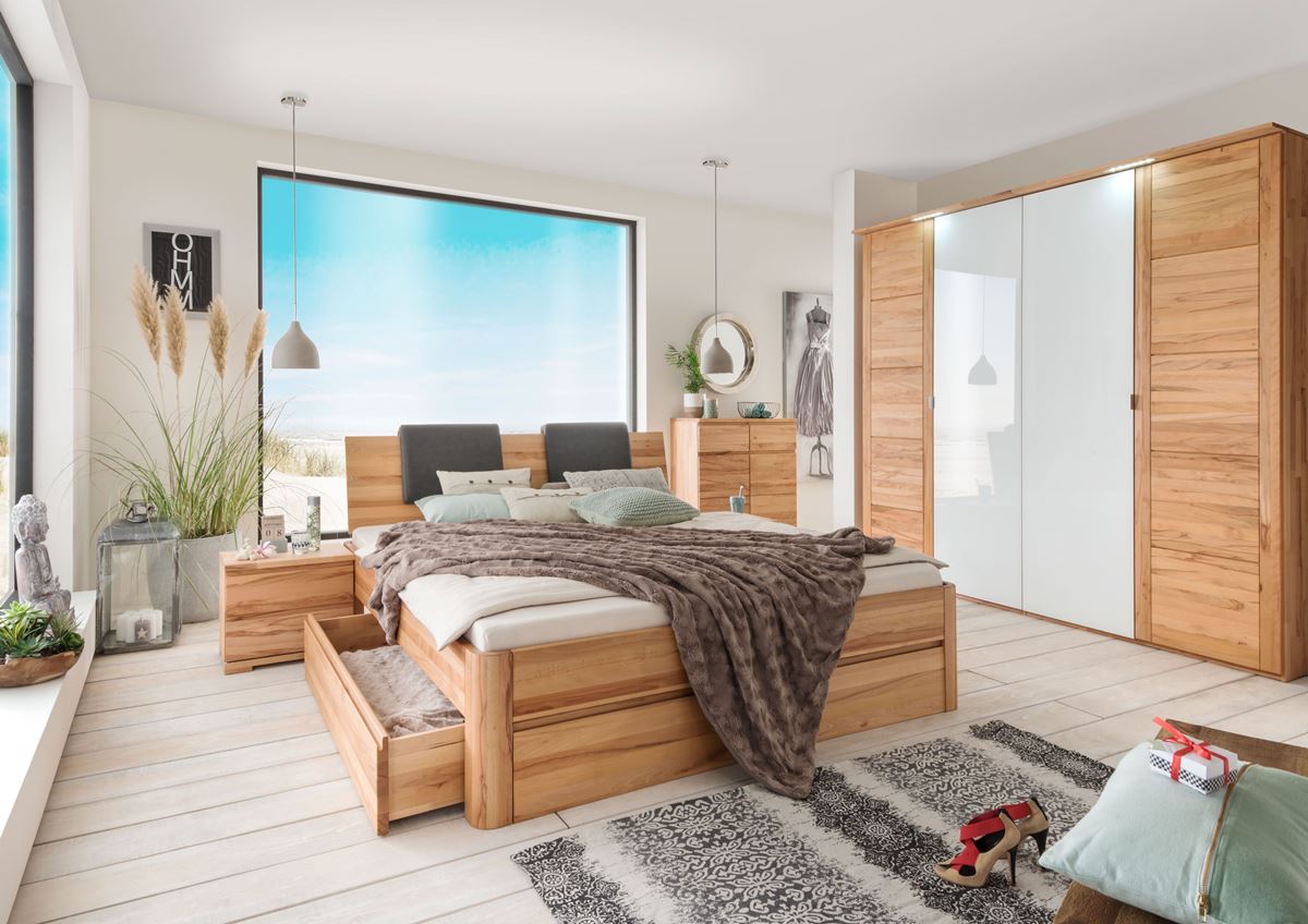 Holzbett mit Stauraumschublade, Kleiderschrank und großem Fenster mit Meerblick.