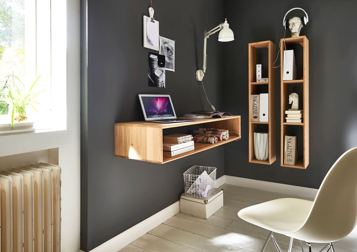 Modernes Home-Office mit schwebendem Holzschreibtisch, Wandregalen und weißem Stuhl.