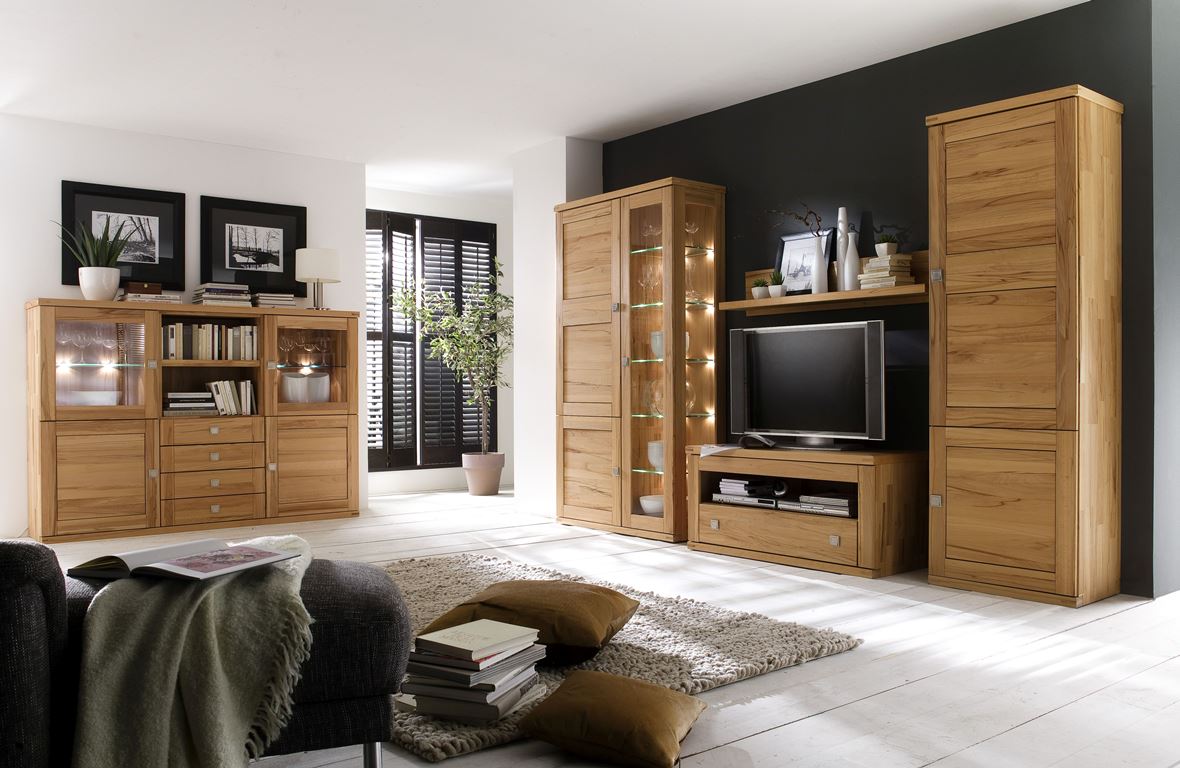 Wohnzimmer mit modernen Holzmöbeln und dunkler Akzentwand.