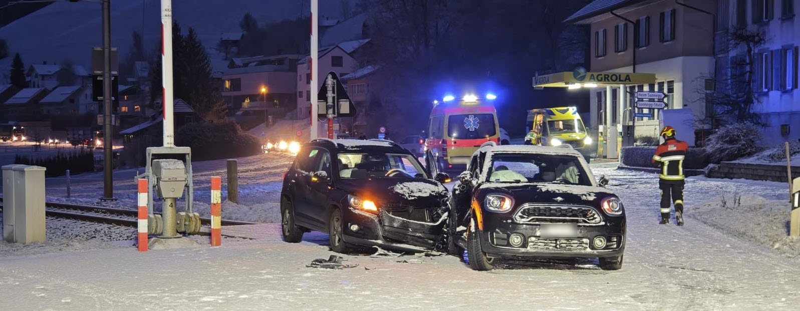 F1 VU/BA, Verkehrsunfall mit 3 Fahrzeugen auf Bahnübergang