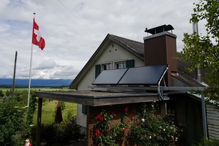 Solarthermie-Anlage von Solar hoch 2 in Ersigen mit spezieller Unterkonstruktion