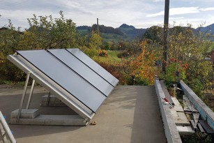 Sonnenkollektoren aufgeständert auf Flachdach von Solar hoch 2