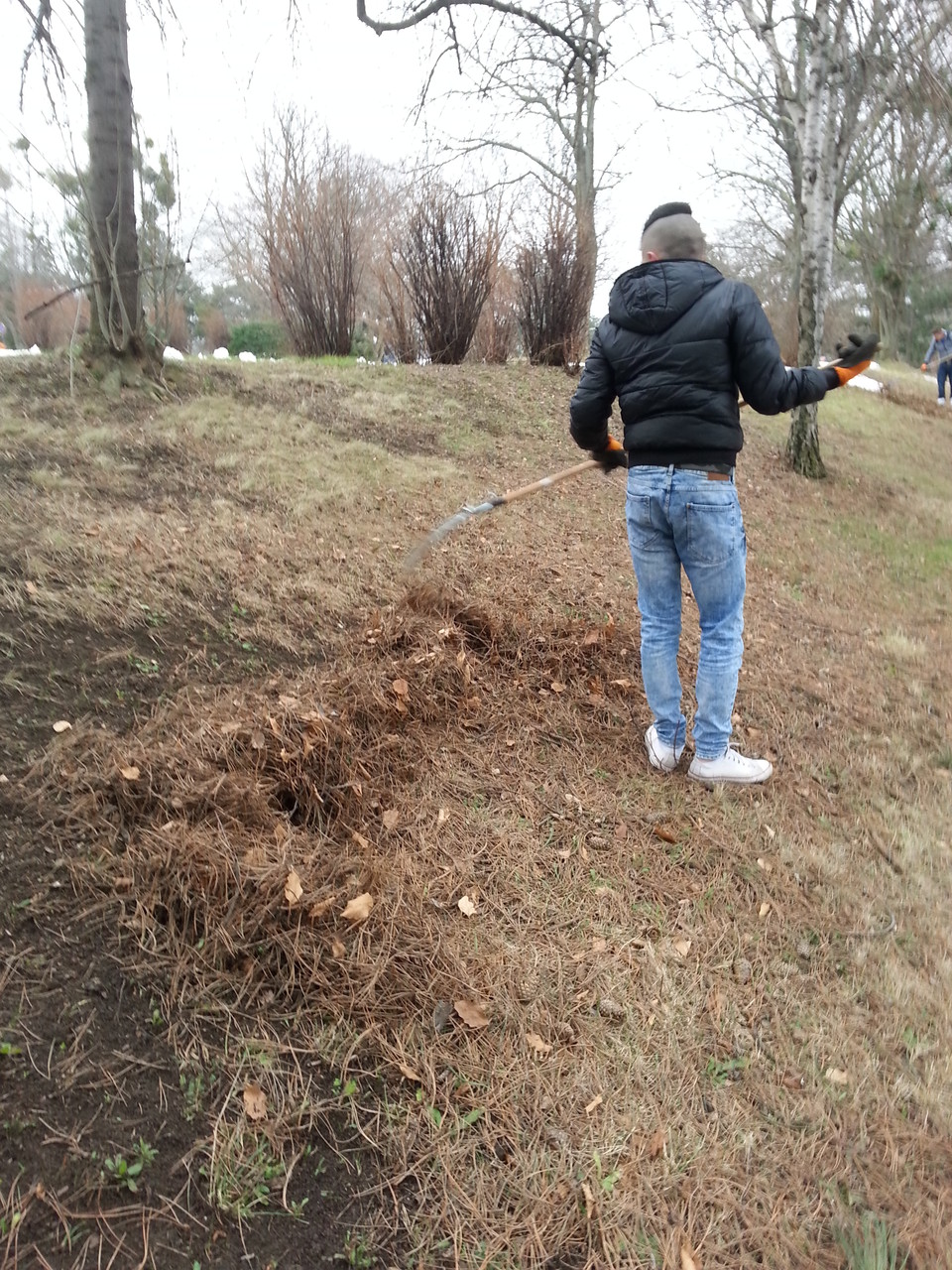 Person arbeitet im Freien bei Garten- oder Erdarbeiten