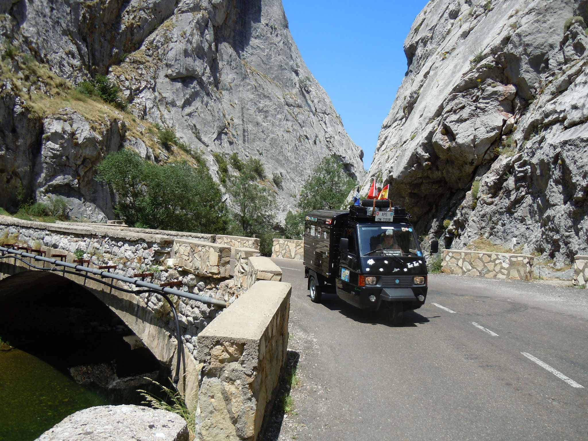 Mit Ape durch Europa, aud dem Weg zu den Cueva de Valporquero, in Nordspanien