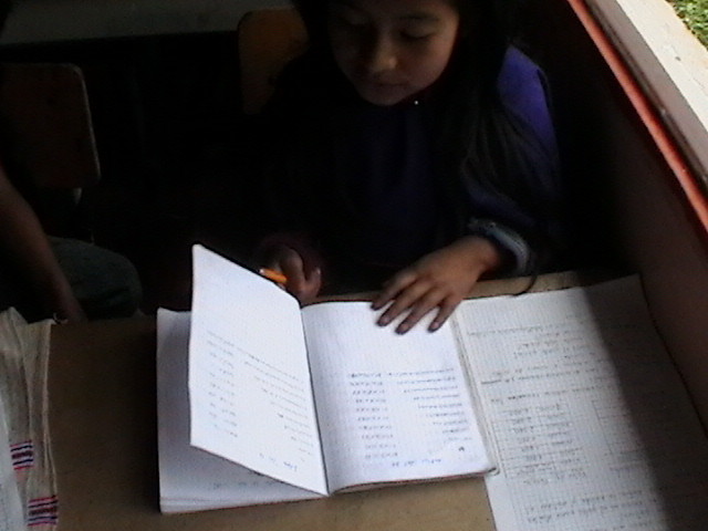 niña misak en su clase
