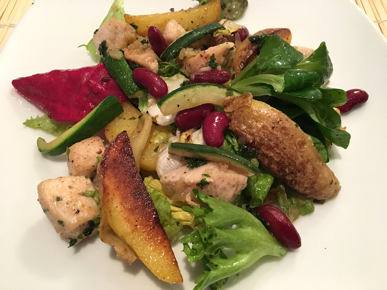 Salat mit Hähnchenbrust - Food Blog Kochphilosophen