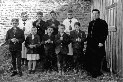 Le curé avec les enfants du catéchisme 1961