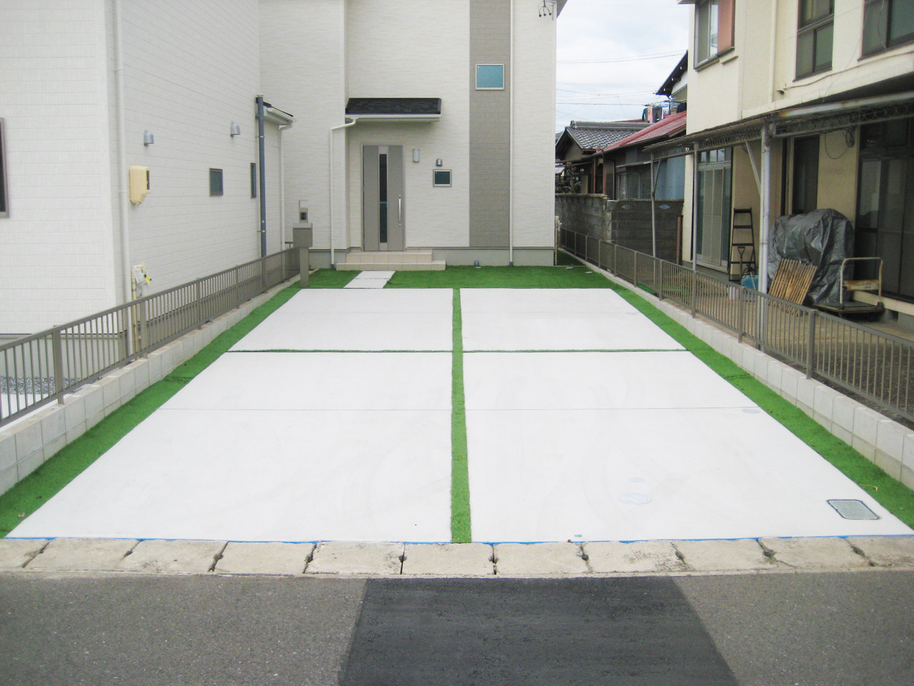 岐阜県笠松町 駐車場の目地と空きスペースにも
