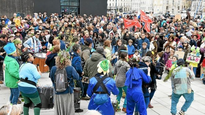 Batucada Ploukatak - Marche du siècle à Vannes