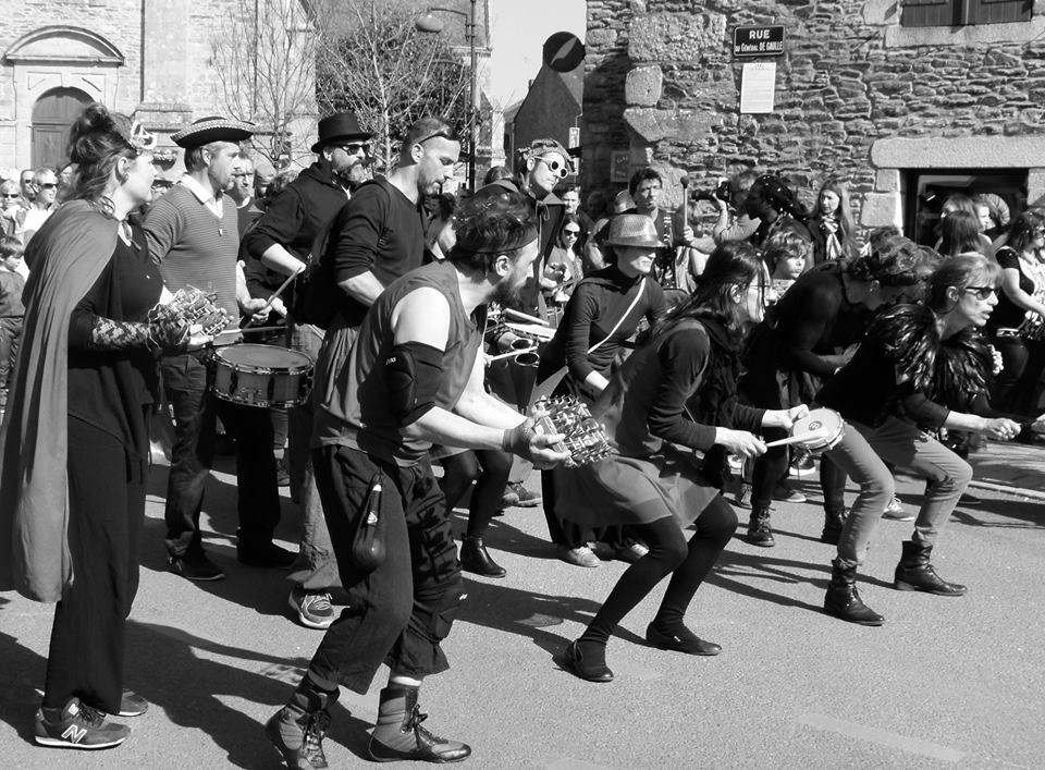 Batucada Ploukatak - Déambulation (©Philippe Scherrer)