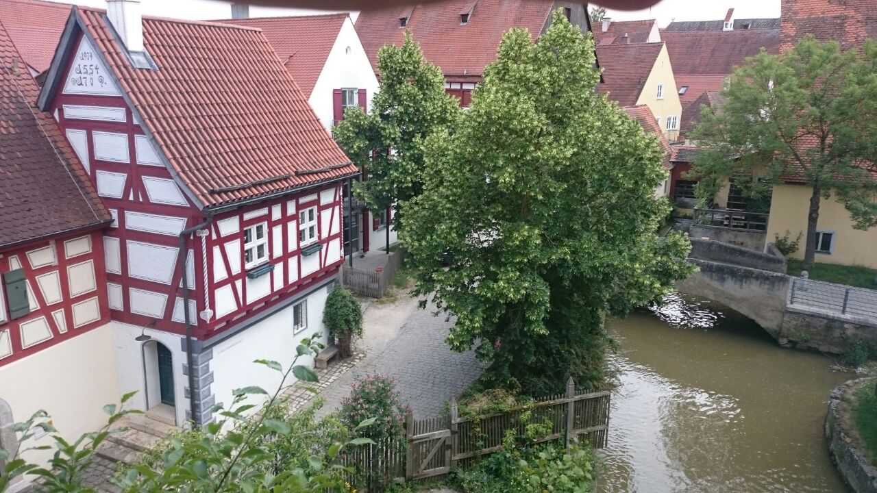 mit Blick in kleine verwinkelte Gassen