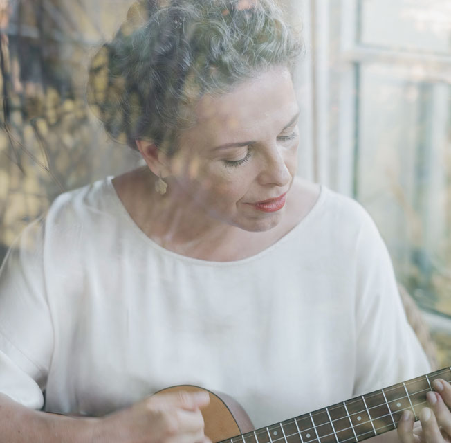 AnneMarie Hoeller Sängerin Concerts Vocal Coach Lust Coach Vocal Retreats MantraSingen Sacred Harmony Mantra-Reise