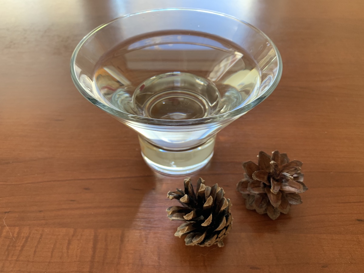 Was geschieht, wenn man Kiefernzapfen in ein Glas Wasser legt?