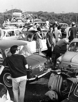 Ostia (Roma), Agosto 1965 -  Traffico sul litorale di ostia per esodo domenicale