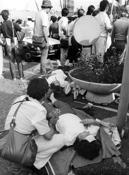 Roma, Giugno 1984 - Gente colpita da malore al funerale di Enrico Berlingue