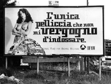 Roma, Aprile 1996 - Manifesto pubblicitario di Marina Ripa di Meana nuda contro le pellicce