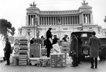 Roma, Gennaio 1979 - Befana ai vigili urbani a Piazza Venezia