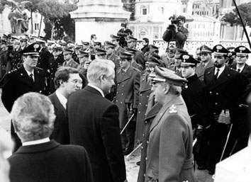 Roma, Dicembre 1991 - Eltsin Boris (Ex Presidente russo) con Domenico Corcione ( Generale Corpo d'Armata)