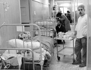 Roma, Marzo 1990 - Letti in corridoio all' ospedale Policlinico Umberto I